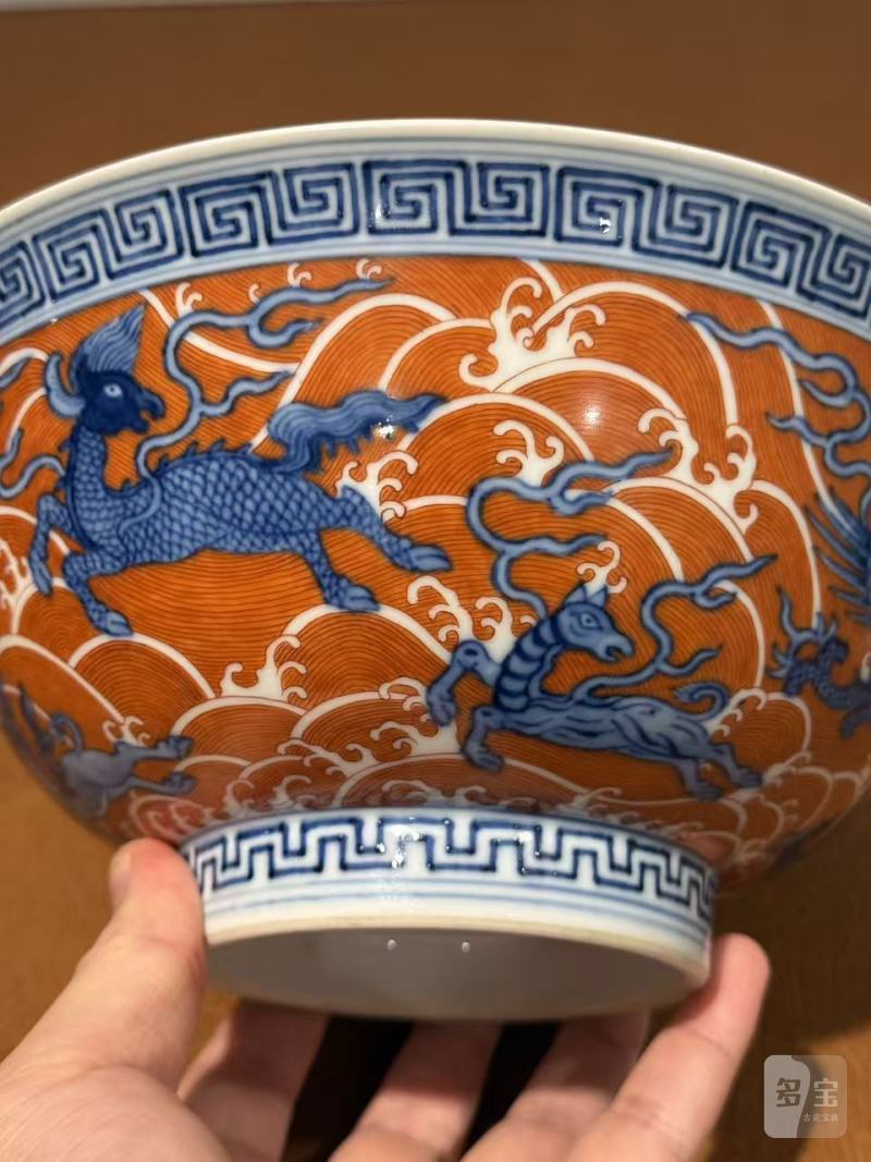 清乾隆 青花矾红海兽纹大碗 - 图4